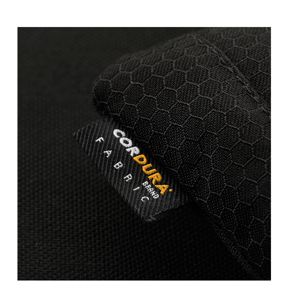 M-Tac Smartphone Lomme Elite Large Hex CORDURA HEX -kankaasta, musta laukkusetiketti, kestävä arkipäivän käyttöön.