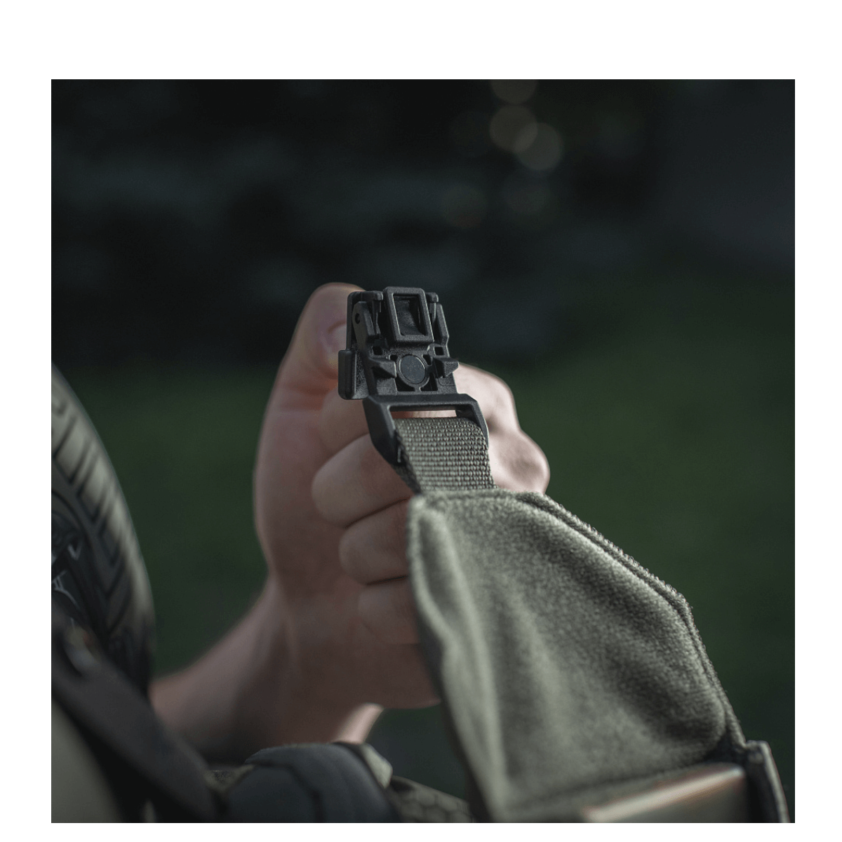Yksityiskohta WJ-magneettisoljesta M-Tac Smartphone Lomme Elite Large Hex -laukussa, valmistettu kestävästä CORDURA HEX -materiaalista.