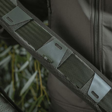 M-Tac olkahihnan pehmike 50 mm Elite näyttää robustin Cordura-materiaalin ja 3D-mesh-sisuksen mukavuuteen ja paineenlievitykseen.