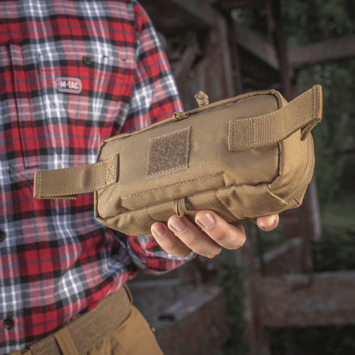 M-Tac Horizontal Medical Pouch Elite kädessä, kestävä kenttäensiapupakkaus sisäjärjestäjällä ja vesitiiviillä vetoketjulla.