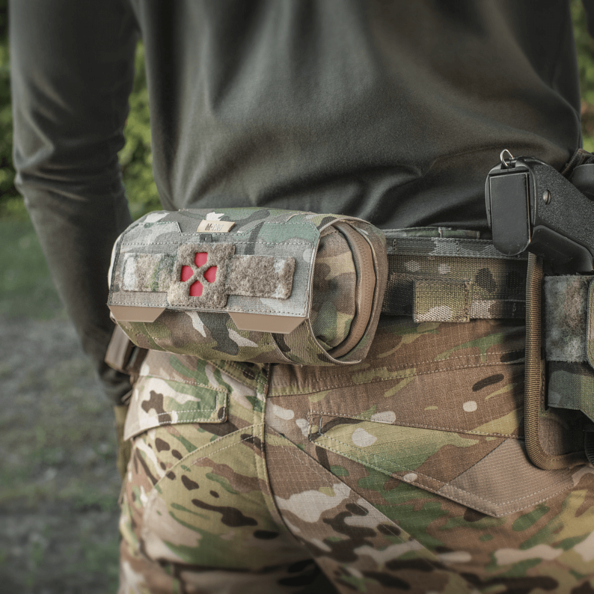 M-Tac Horizontal Medical Pouch Elite kiinnitettynä maastopukuun kentällä, sopii ensiapuun vesitiiviillä vetoketjulla ja järjestäjällä.