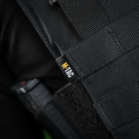 Lähikuva M‑Tac Front Panel Cuirass QRS:stä MOLLE-järjestelmällä ja Woojin-koukuilla, suunniteltu sotilaskäyttöön.