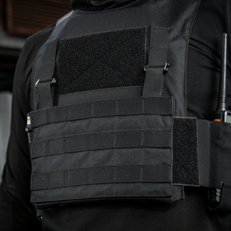 M‑Tac Front Panel Cuirass QRS kiinnitettynä sotilasasuun, kevyt ja kestävä muotoilu MOLLE-järjestelmällä ja Woojin‑osilla.