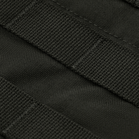 Yksityiskohta MOLLE-remmeistä M‑Tac Front Panel Cuirass QRS:ssä Cordura 500D:ssä, Woojin-koukut ja Velcro.