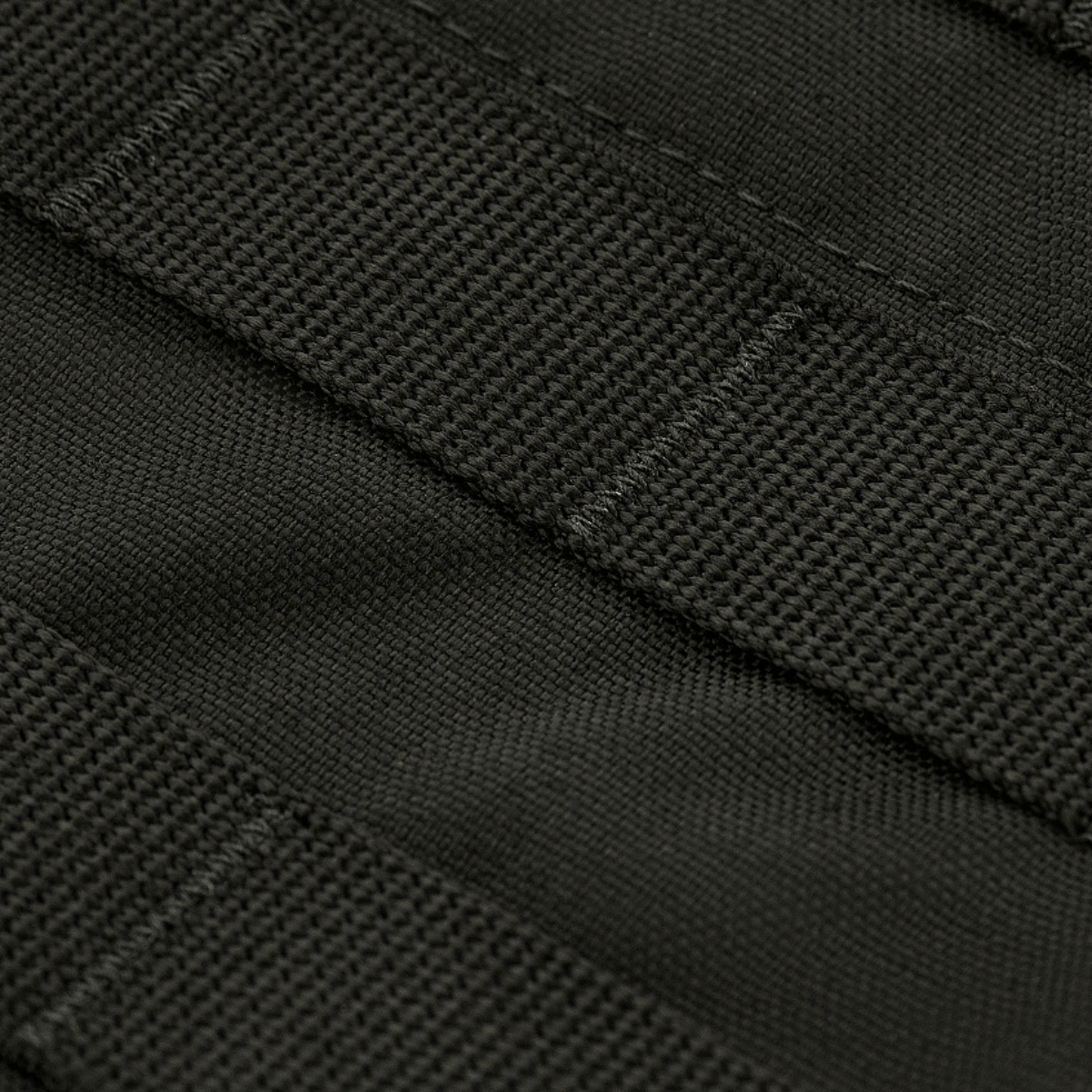 Yksityiskohta MOLLE-remmeistä M‑Tac Front Panel Cuirass QRS:ssä Cordura 500D:ssä, Woojin-koukut ja Velcro.