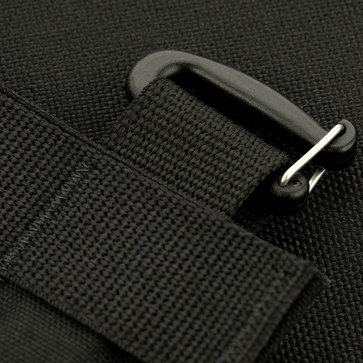 Lähikuva M‑Tac Front Panel Cuirass QRS:stä mustalla Woojin-lukolla ja MOLLE-remmeillä kestävässä Cordura 500D -materiaalissa.