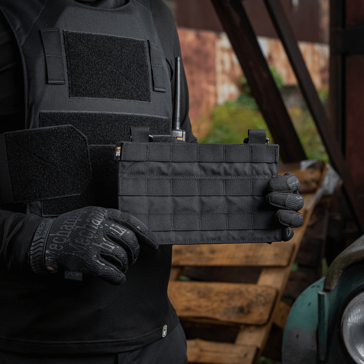 M‑Tac Front Panel Cuirass QRS, kevyt ja kompakti muotoilu MOLLE-järjestelmällä, sopii sotilaskäyttöön ja lisävarusteiden kiinnitykseen.