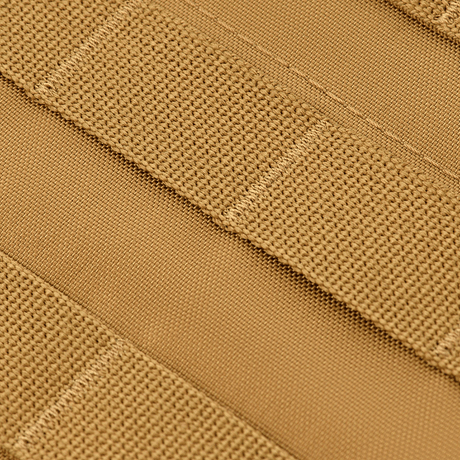 Lähikuva M‑Tac Front Panel Cuirass QRS:stä MOLLE-järjestelmässä, Cordura 500D, suunniteltu sotilaskäyttöön.