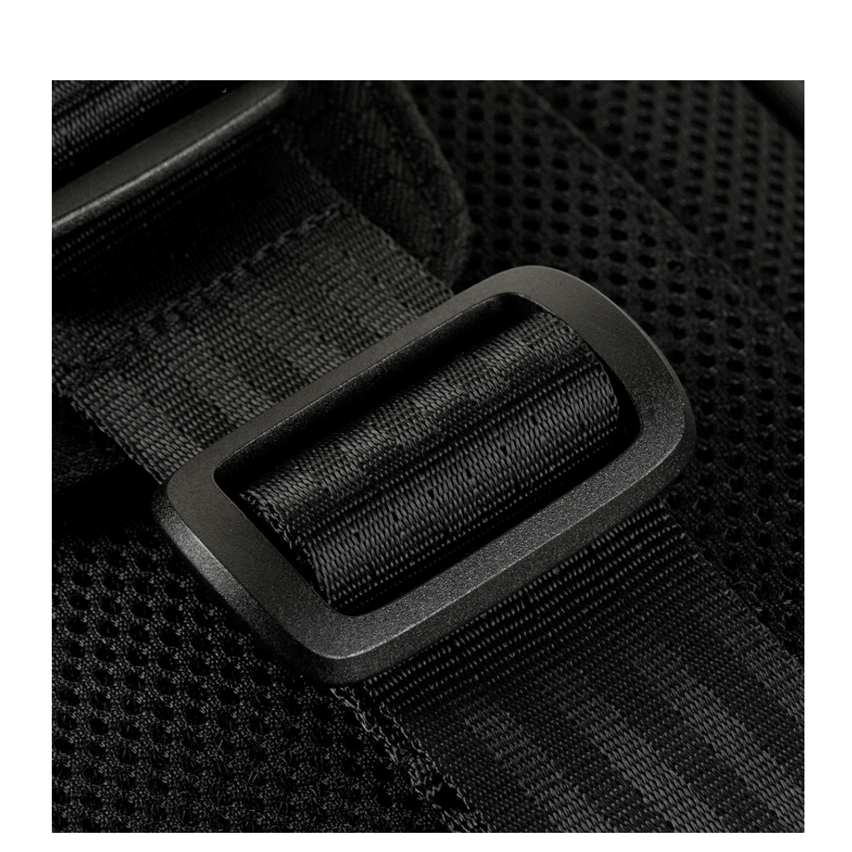Lähikuva M-Tac Sling Pistoltaske Elite Hexin säädettävästä olkahihnasta, jossa vankka solki.