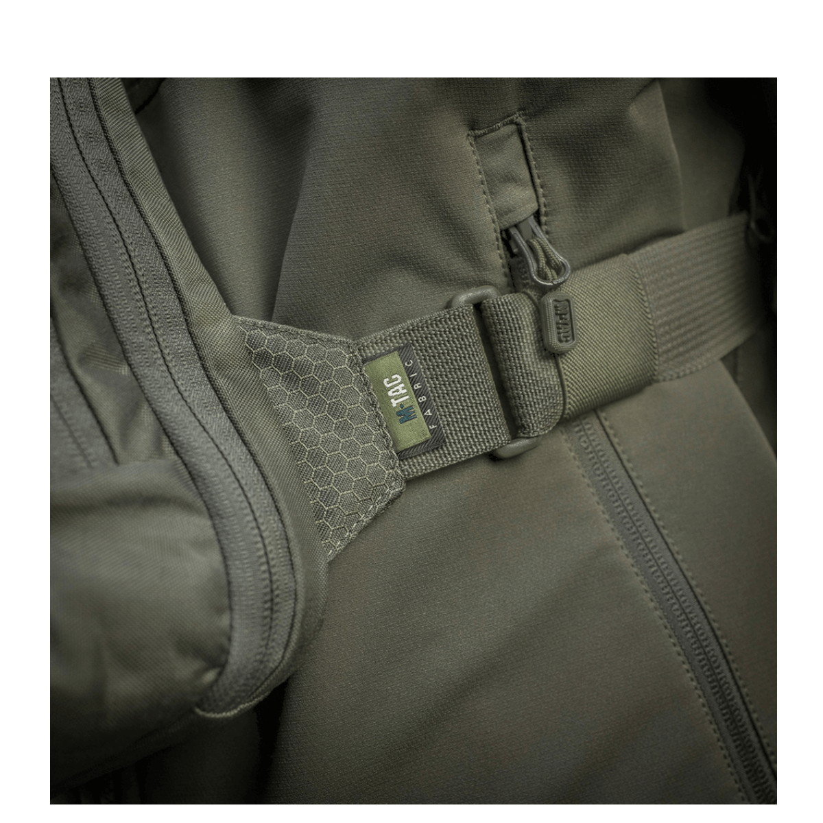 M-Tac Sling Pistoltaske Elite Hex Cordura-kankaalla ja YKK-vedoketjulla, yksityiskohta soljesta ja säädettävästä hihnasta.