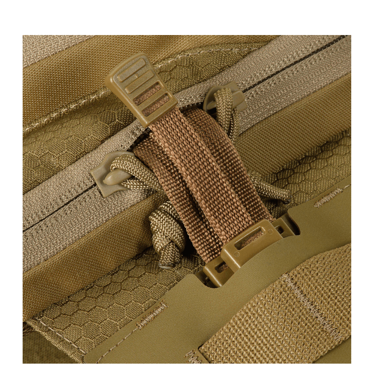 M-Tac Sling Pistoltaske Elite Hex -yksityiskohta, näyttää Cordura Hex -kankaan ja YKK-vedoketjun tyylikkäässä ja kestävässä aseen laukussa.