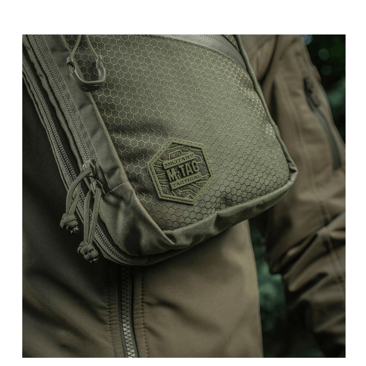 M-Tac Sling Pistoltaske Elite Hex henkilöllä takki yllä, valmistettu Cordura 1000D -materiaalista, säädettävä hihna.