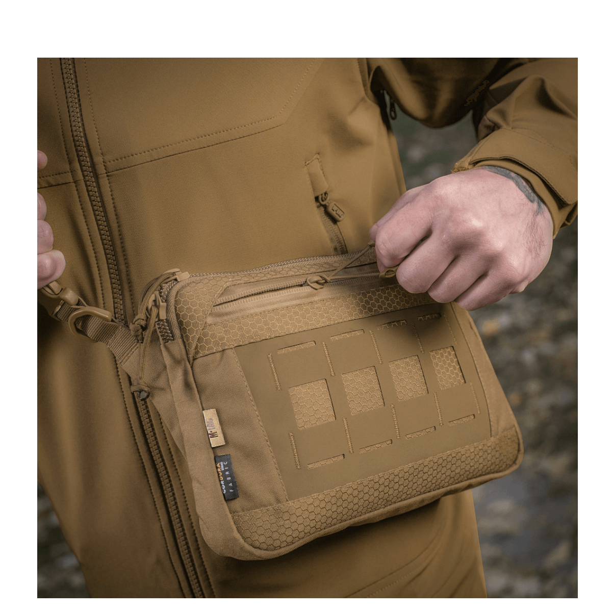 M-Tac Admin-laukku Elite kestävästä Cordura-materiaalista, YKK-vetoketjut, nähty henkilöllä ulkoilmassa