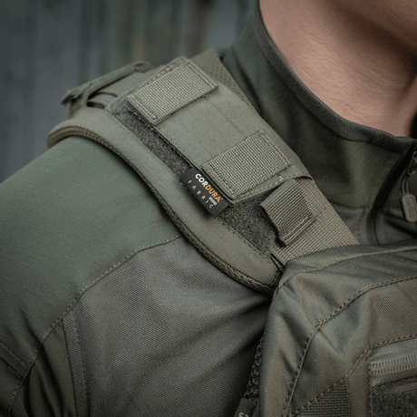 M-Tac olkatyyny Plate Carrier Cuirass QRS vihreän takin päällä mukavuuteen ja painonjakauman parantamiseen, valmistettu kestävästä Cordurasta