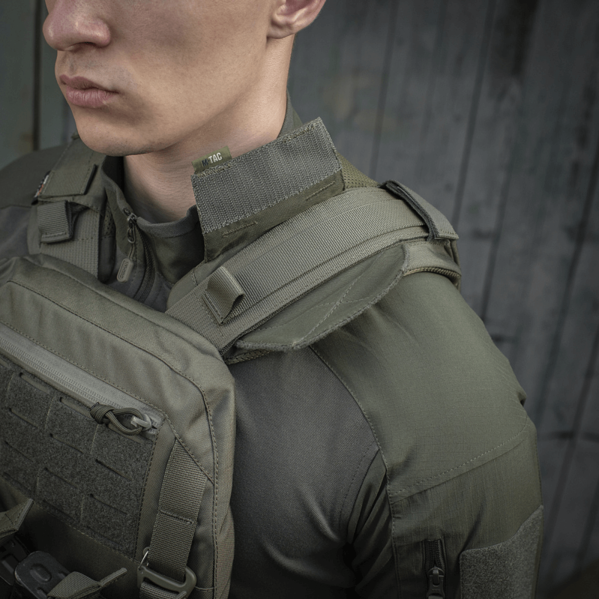 M-Tac olkatyyny Plate Carrier Cuirass QRS asennettuna olkapäähän, näyttää kestävän Corduran ja sisäiset 3D-mesh-paneelit tuuletusta varten