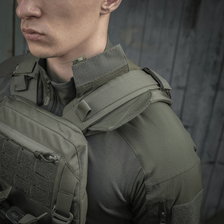 M-Tac olkatyyny Plate Carrier Cuirass QRS asennettuna olkapäähän, näyttää kestävän Corduran ja sisäiset 3D-mesh-paneelit tuuletusta varten