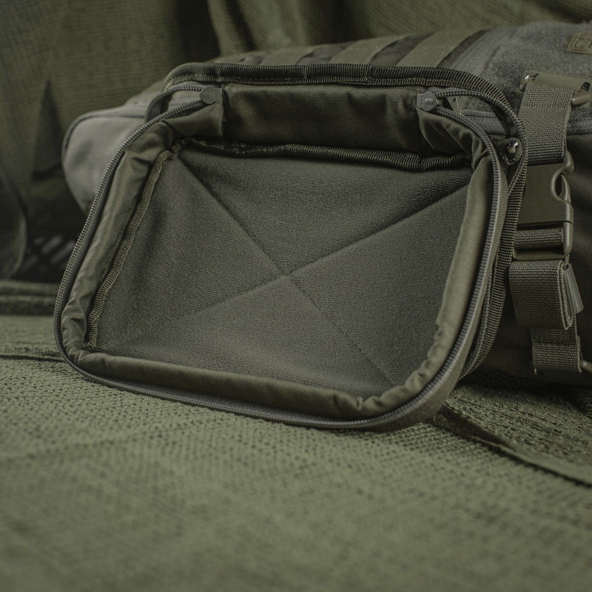 M-Tac Utility Organizer Slim Elite valmistettu kestävästä Cordura 500D:stä, avoin tasku turvalliseen säilytykseen, nähtynä sisältä.