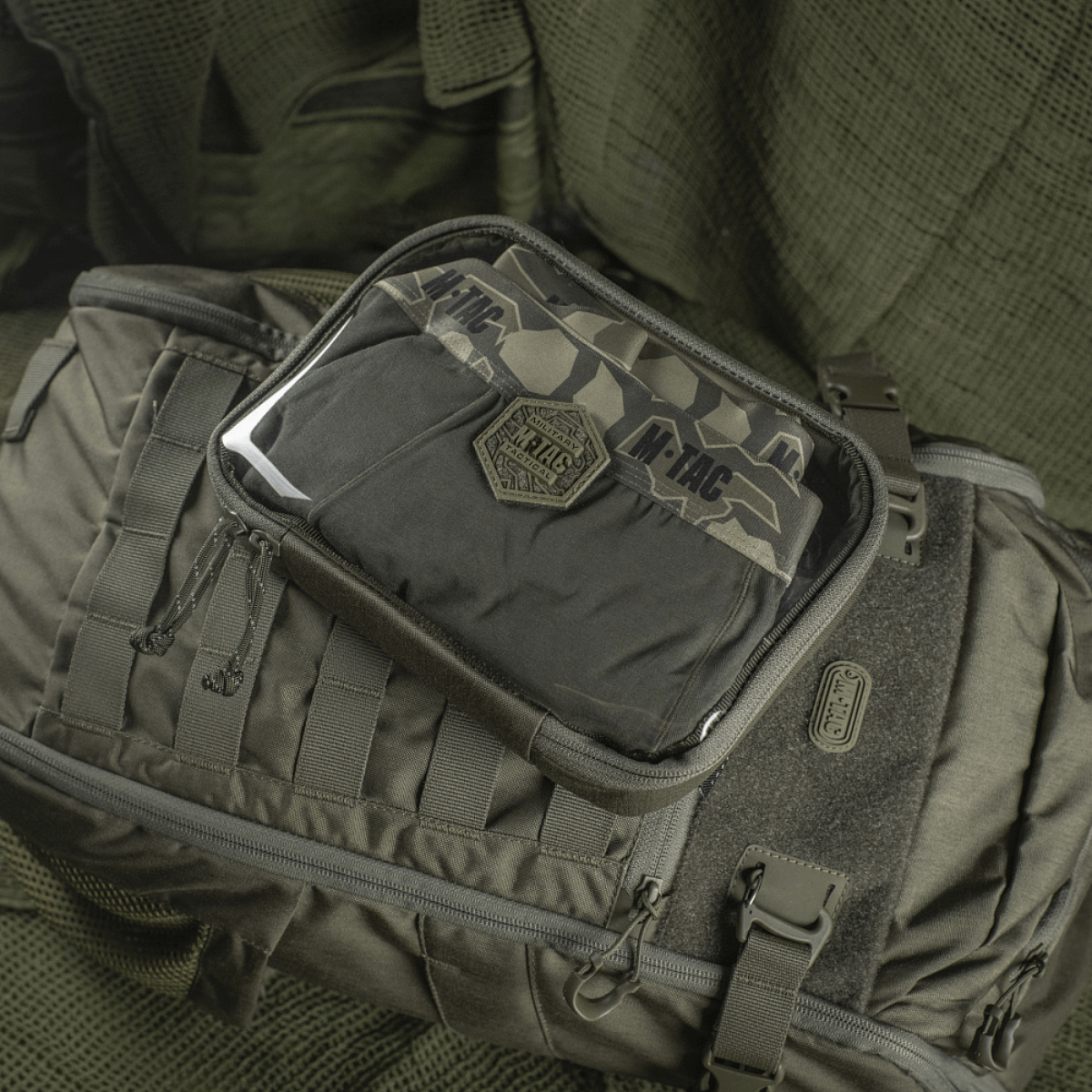 M-Tac Utility Organizer Slim Elite läpinäkyvällä etuosalla, sopii EDC-sarjalle, valmistettu Cordura 500D:stä, esitetty laukussa.
