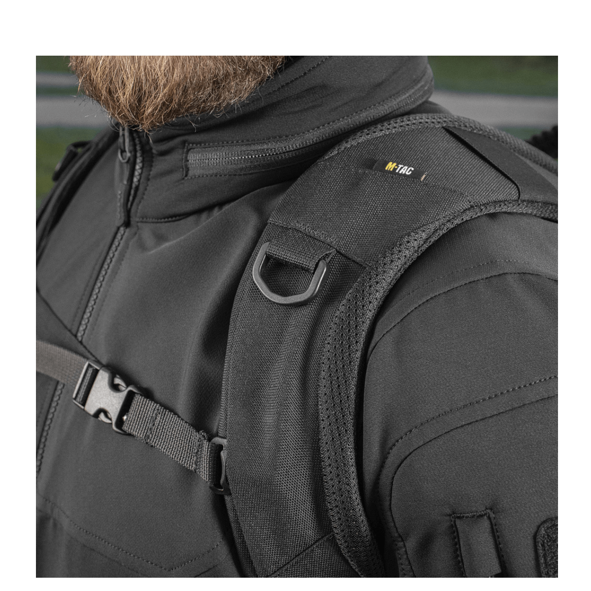 Lähikuva M-Tac Mission Pack Elite -repusta, ergonominen muotoilu, musta Cordura 1000D ja MOLLE LASER CUT-system.