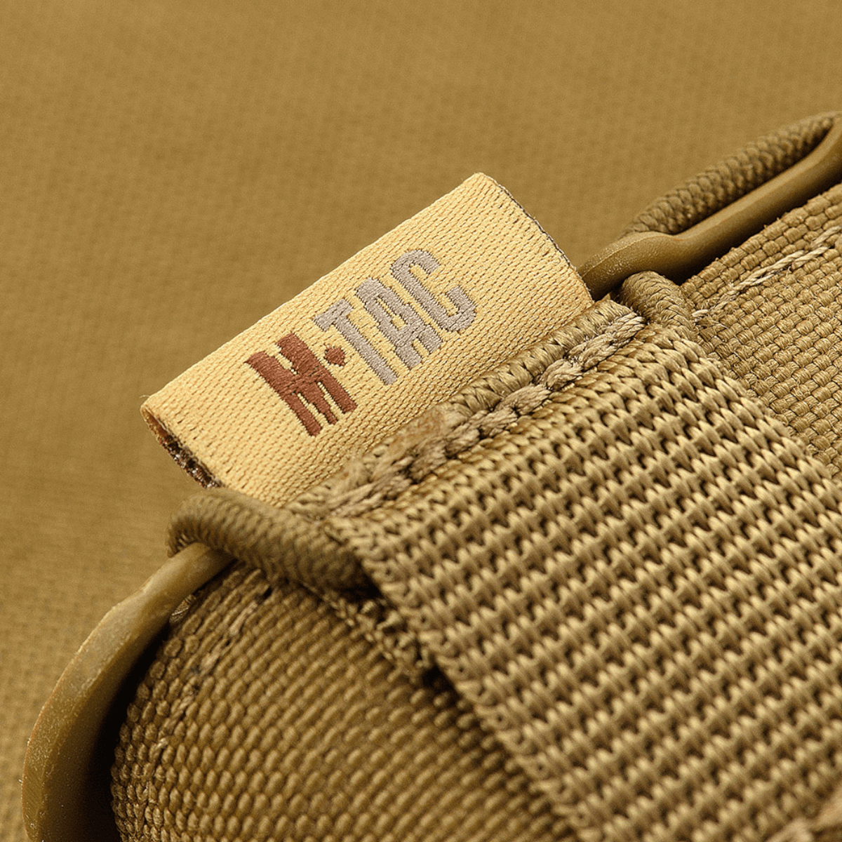 M-Tac lippastasku Kolchan AK/AR Miniille, kestävä Cordura, NIJ-sertifiointi, ompeleiden ja merkin lähikuva, galleria-asento 1.