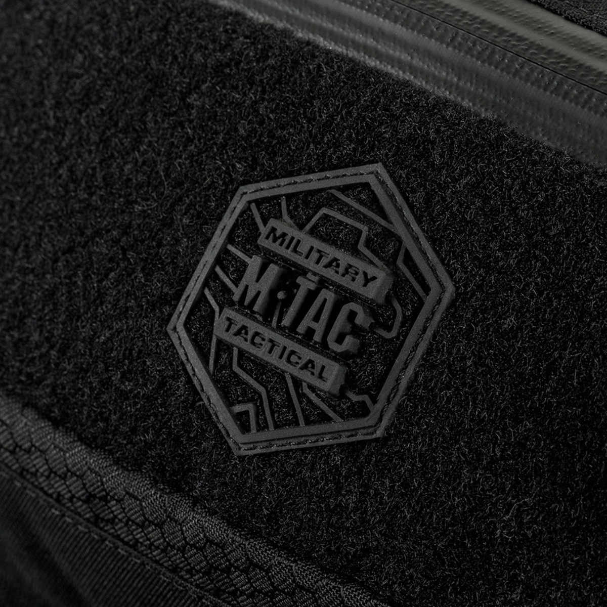 Lähikuva M‑Tac Bæltetaske Elite Hexistä, näkyvissä logo, musta Cordura-kangas, Woojin-soljet ja vesitiivis YKK-vetoketju.