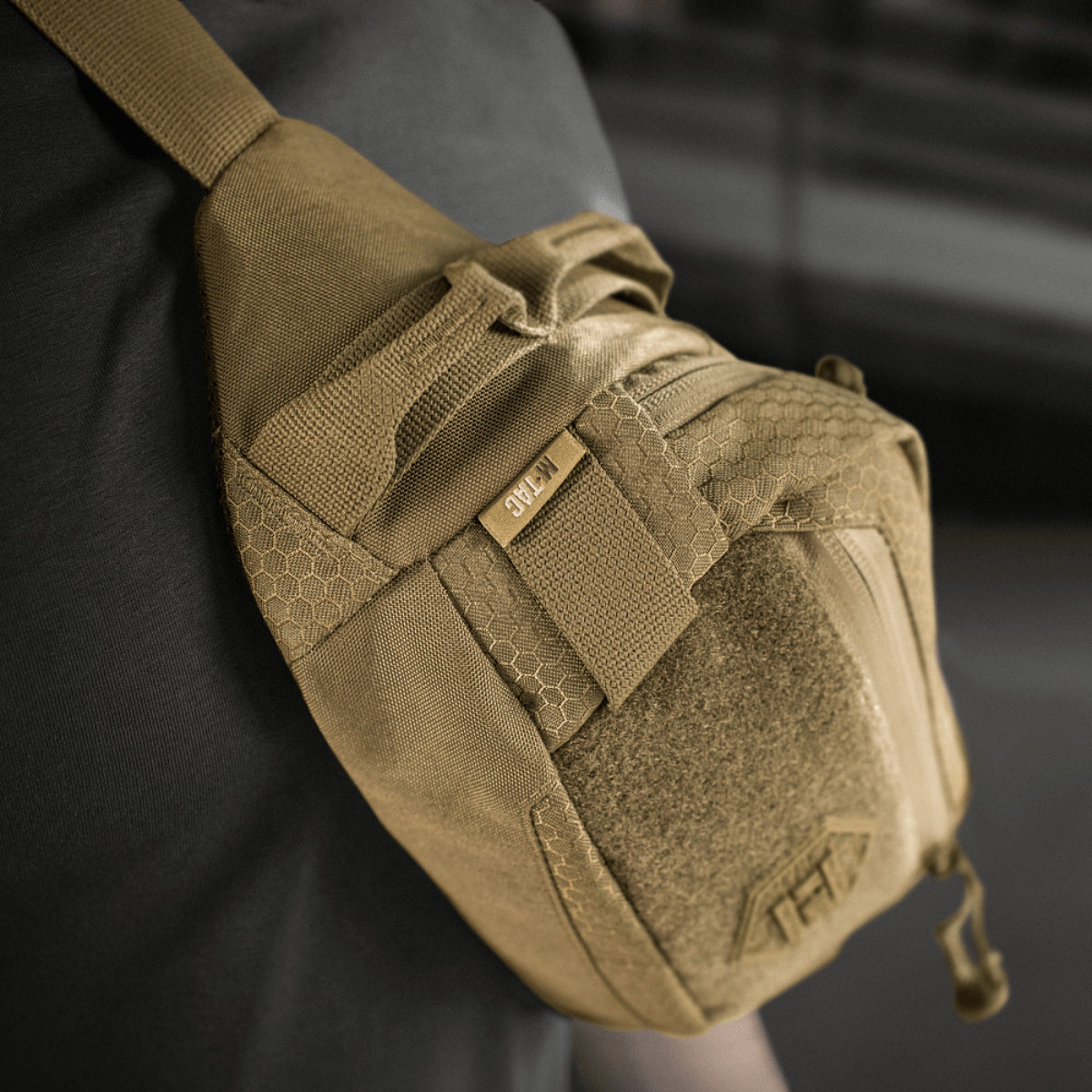 M‑Tac Bæltetaske Elite Hex käytössä, näyttää tyylikästä muotoilua ja toimivia lokeroita Cordura-kankaasta YKK-vetoketjuilla.