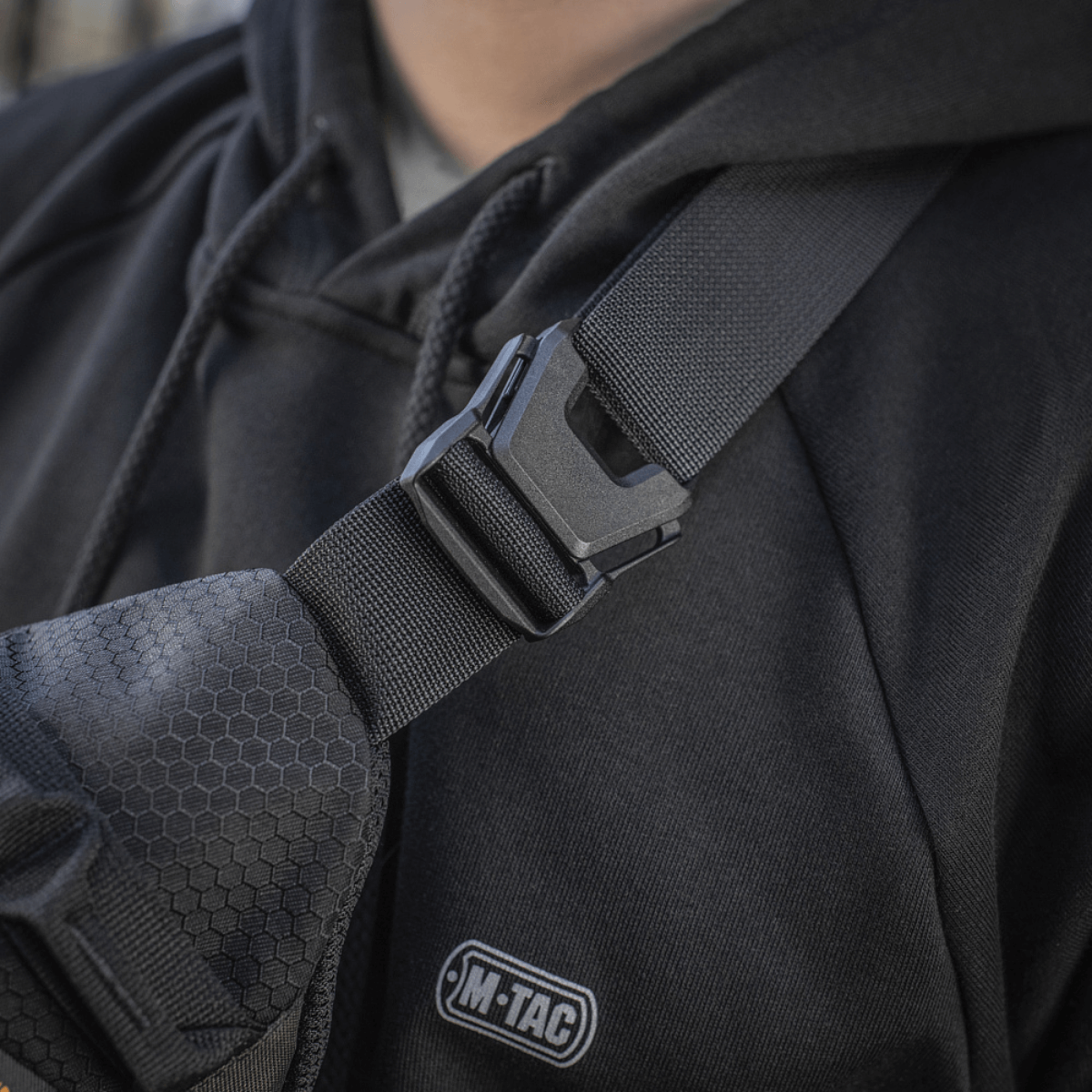 M-Tac Elite Hex -vyölaukku tyylikkäällä muotoilulla ja laadukkailla materiaaleilla, sopii arkeen ja taktiseen varustukseen.