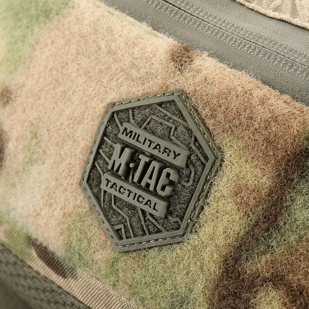 Merkki M‑Tac Elite Hex -vyölaukussa sotilasinspiroitulla muotoilulla ja Hex-logolla. Robusti Cordura-materiaali sotilaalliseen ilmeeseen.