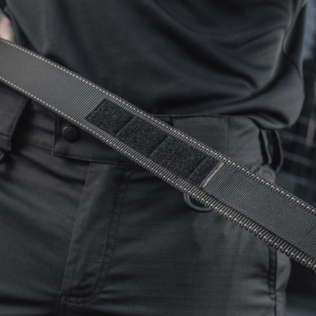 M-Tac taktinen vyö Cobra-lukolla käytössä, valmistettu kulutusta kestävästä nylon-webbingistä, sopii sotilaallisille ja ampujille.
