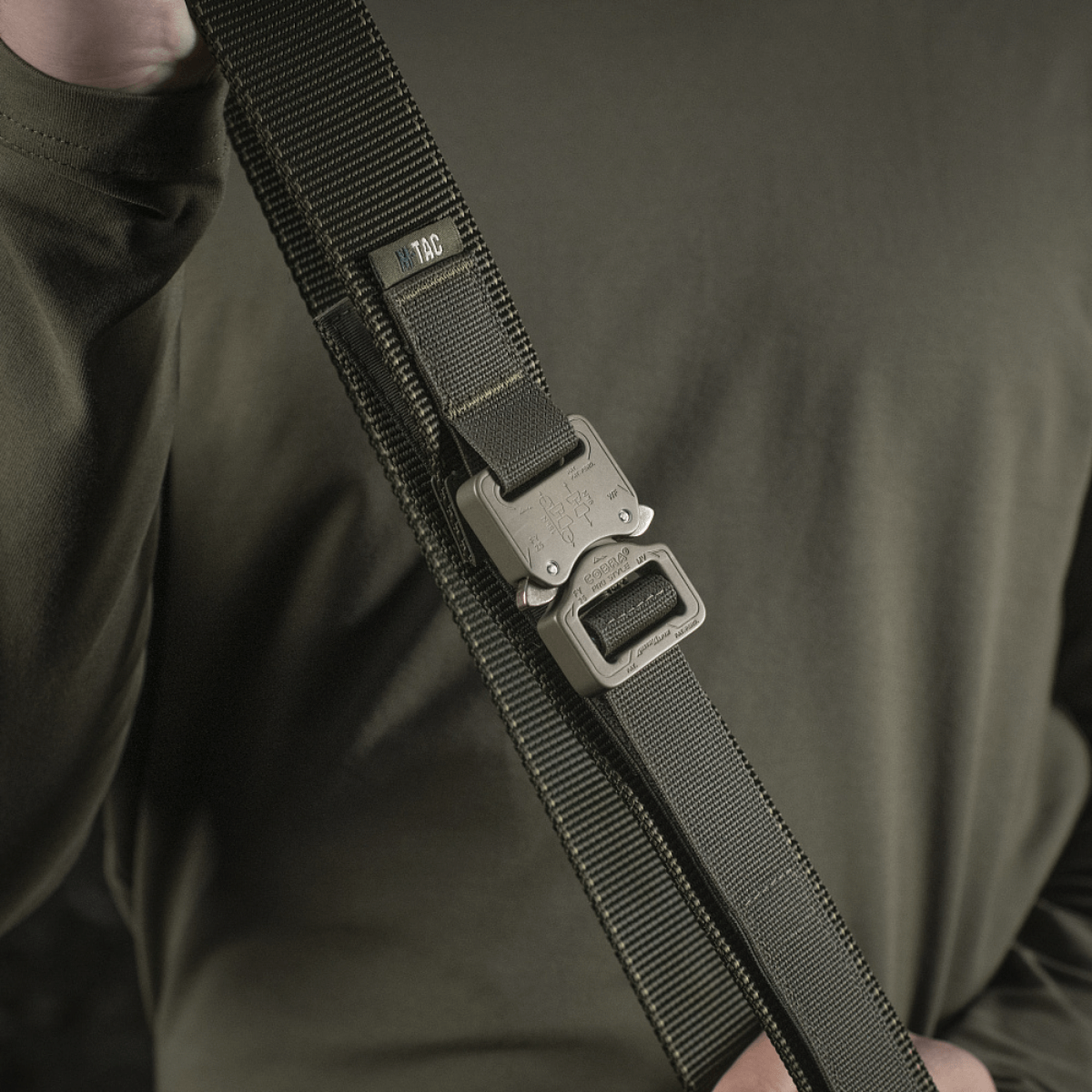 M-Tac taktinen vyö Cobra-lukolla kädessä, valmistettu kulutusta kestävästä nylonista, varustettu Cobra 25 mm -lukolla Austrialpin-lukolla.
