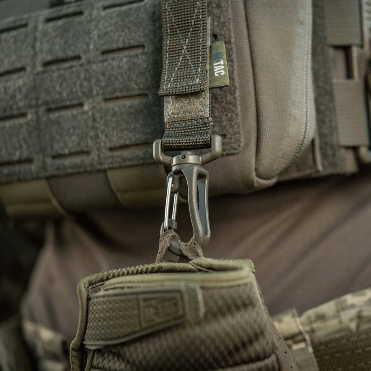 M-Tac karabiinihaka-lisävaruste kiinnitetty MOLLE-järjestelmään repun lisävarusteille.