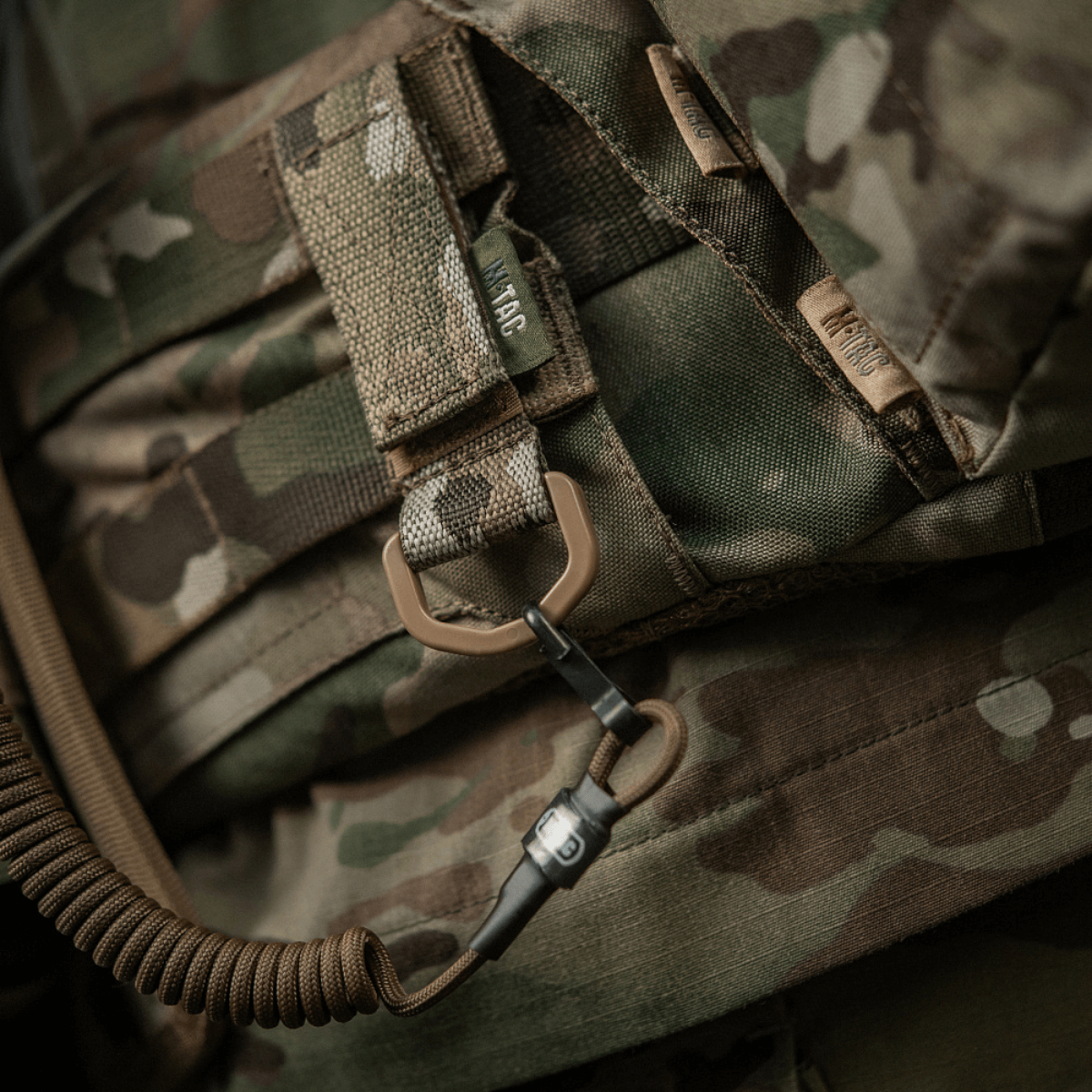 M-Tac-kiinnike D-renkaalla camo-repussa, sopii taktiseen käyttöön MOLLE-järjestelmän kanssa. Velcro-suljin, kompakti ja kevyt muotoilu.