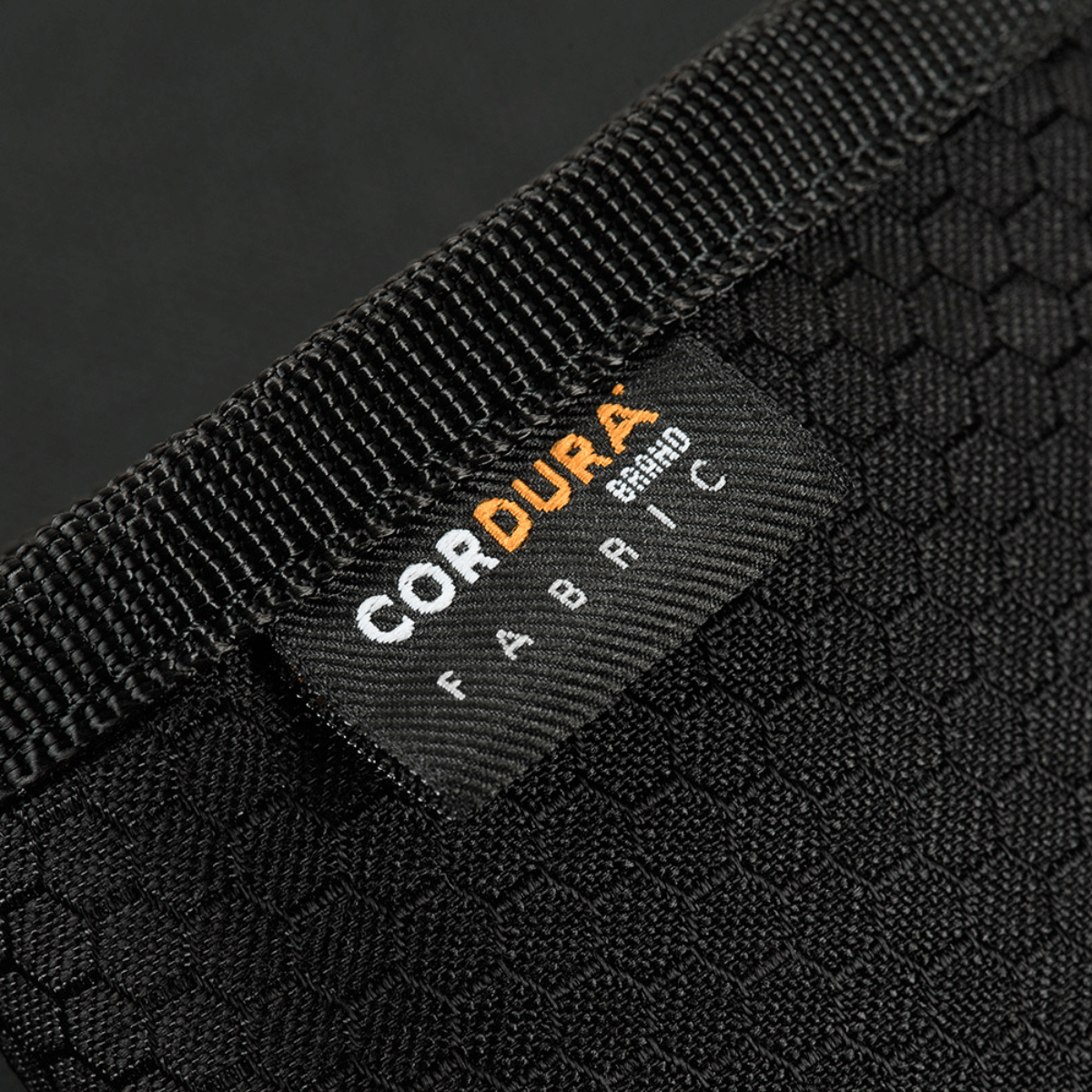 Lähikuva M-Tac Pung Elite Gen.II Hexistä Cordura Hex 1000D -kankaasta näkyvällä merkinnällä.