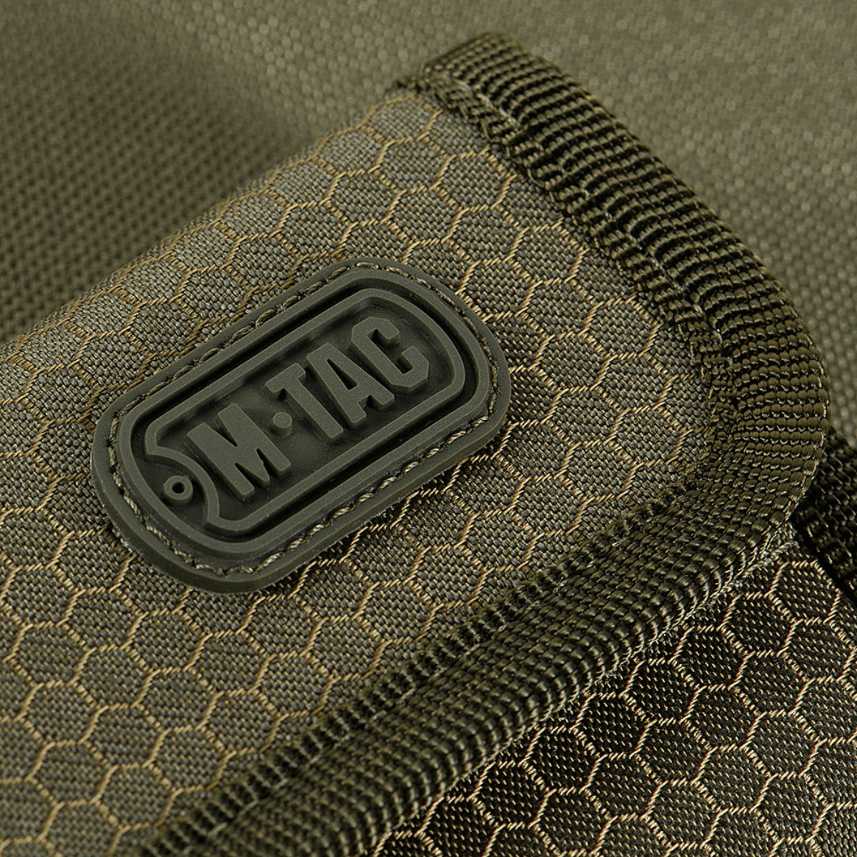 Lähikuva M-Tac Pung Elite Gen.II Hexistä kestävästä Cordura-kankaasta YKK-vetoketjulla, sopii käteiselle ja korteille.