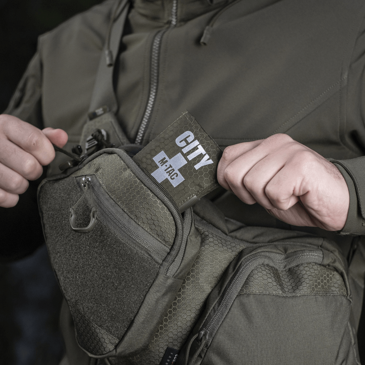 M-Tac City Med Pouch Hex, kulutusta kestävä kuusikulmio-kuvioitu ripstop-kangas, kompakti kannettava ensiapupakkaus, galleria-asento 1.