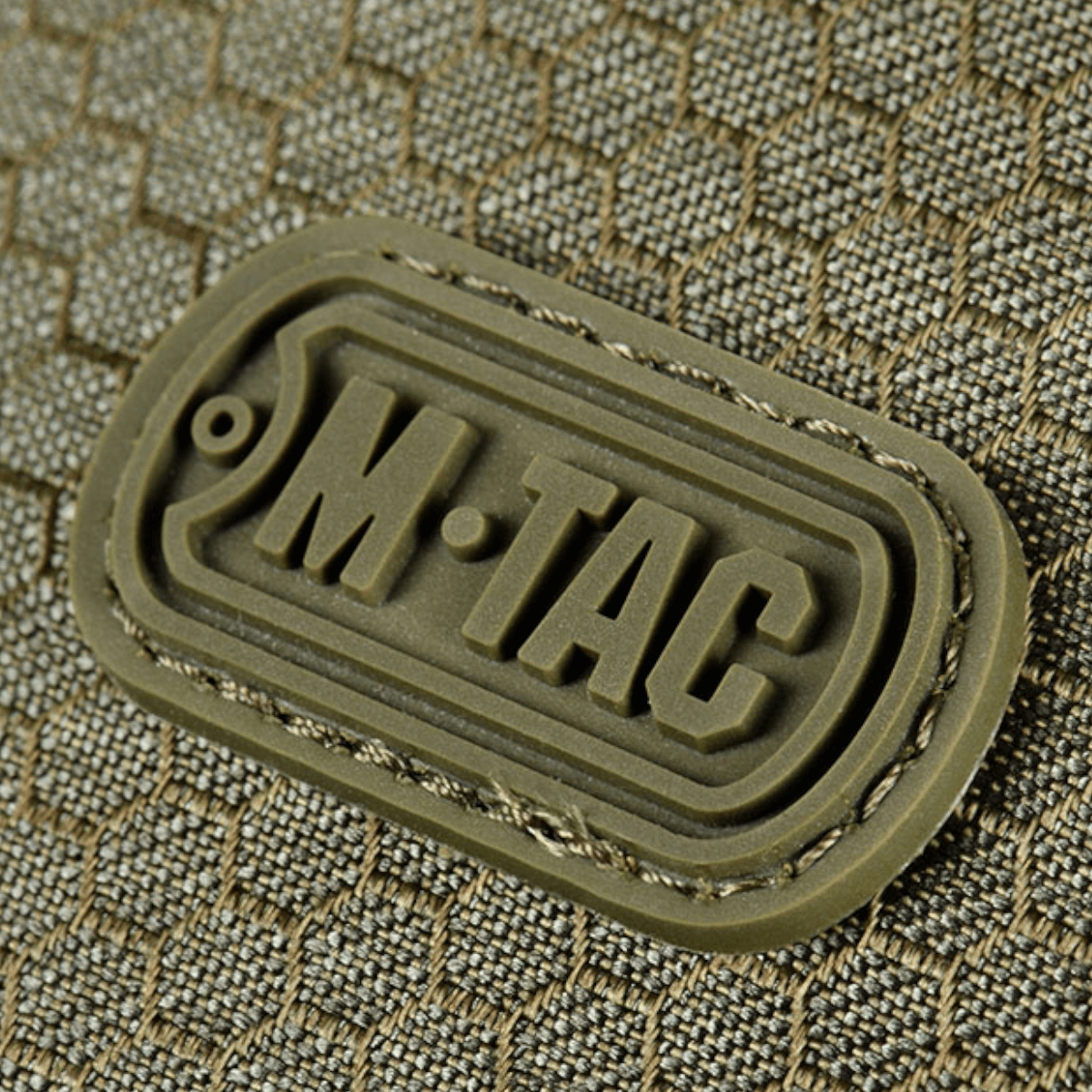 M-Tac Cross Taske Slim Elite Hex -logo tyylikkäällä Cordura-laukulla, näyttää tuotteen kestävyyden ja laadun.