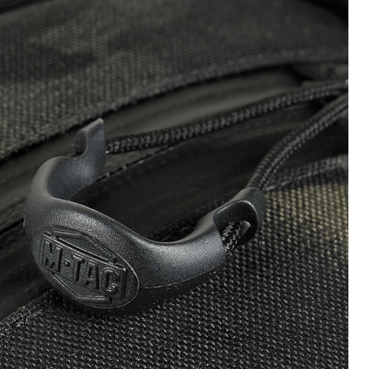 Lähikuva M-Tac Cross Taske Slim Elite Hex -laukusta, valmistettu kestävästä Cordura 500:sta, mustat YKK-vetoketjut.