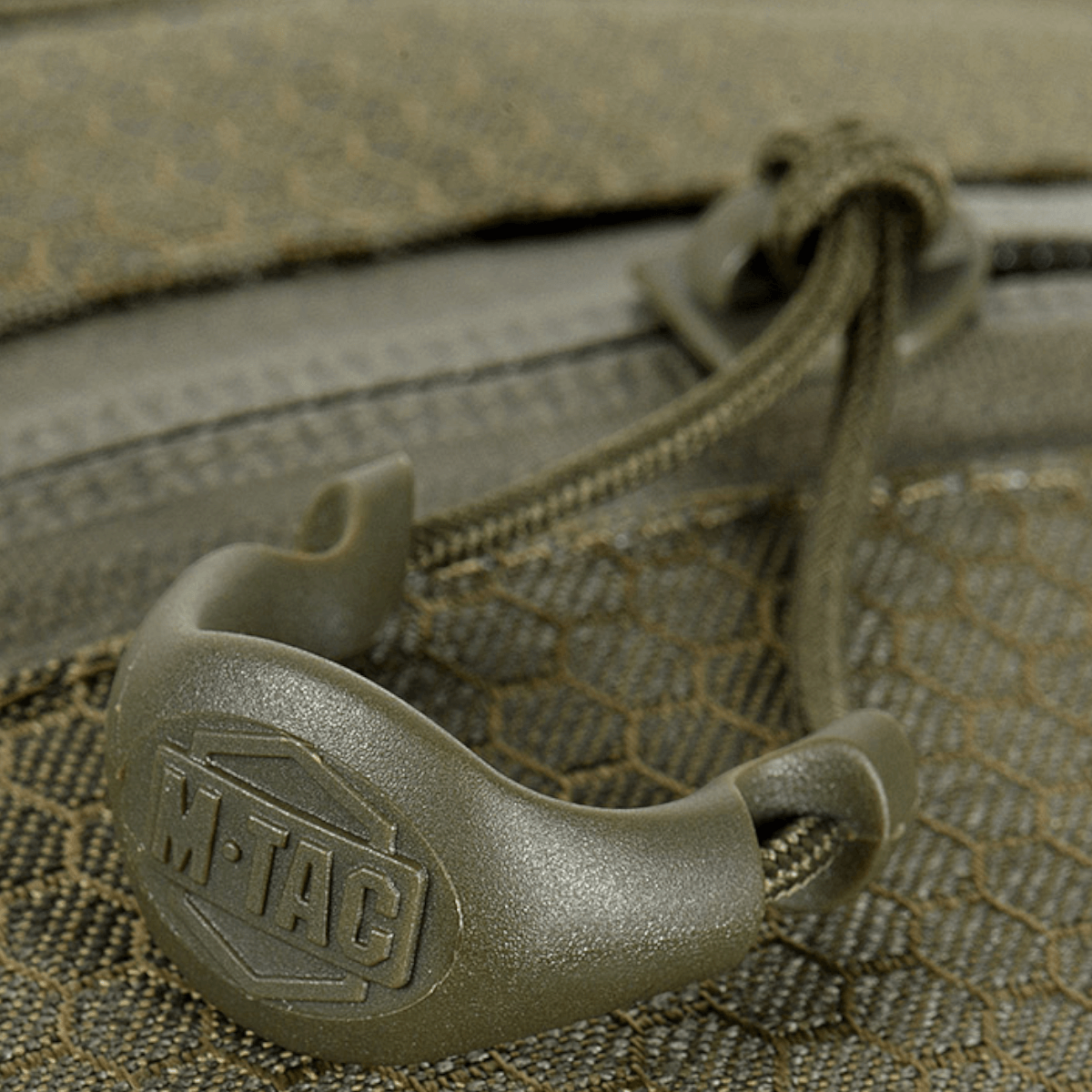 M-Tac Cross Taske Slim Elite Hex kestävästä materiaalista, tyylikäs muotoilu ja YKK-vetoketjut.