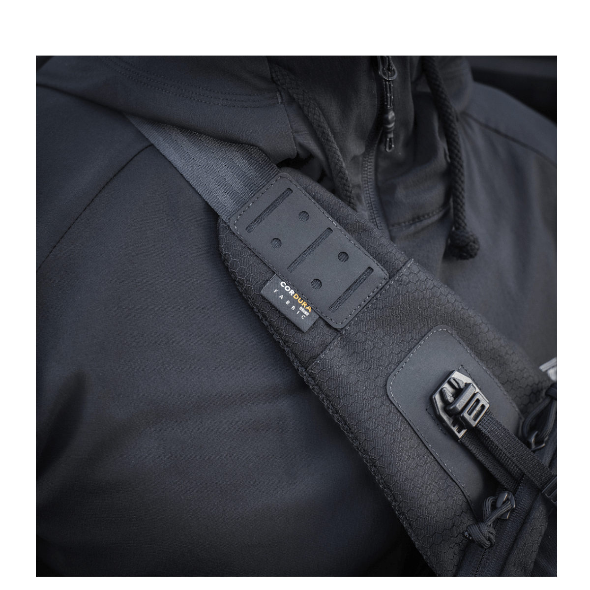 M-Tac Cross Taske Slim Elite Hex kannettuna olalla Cordura-materiaalista.