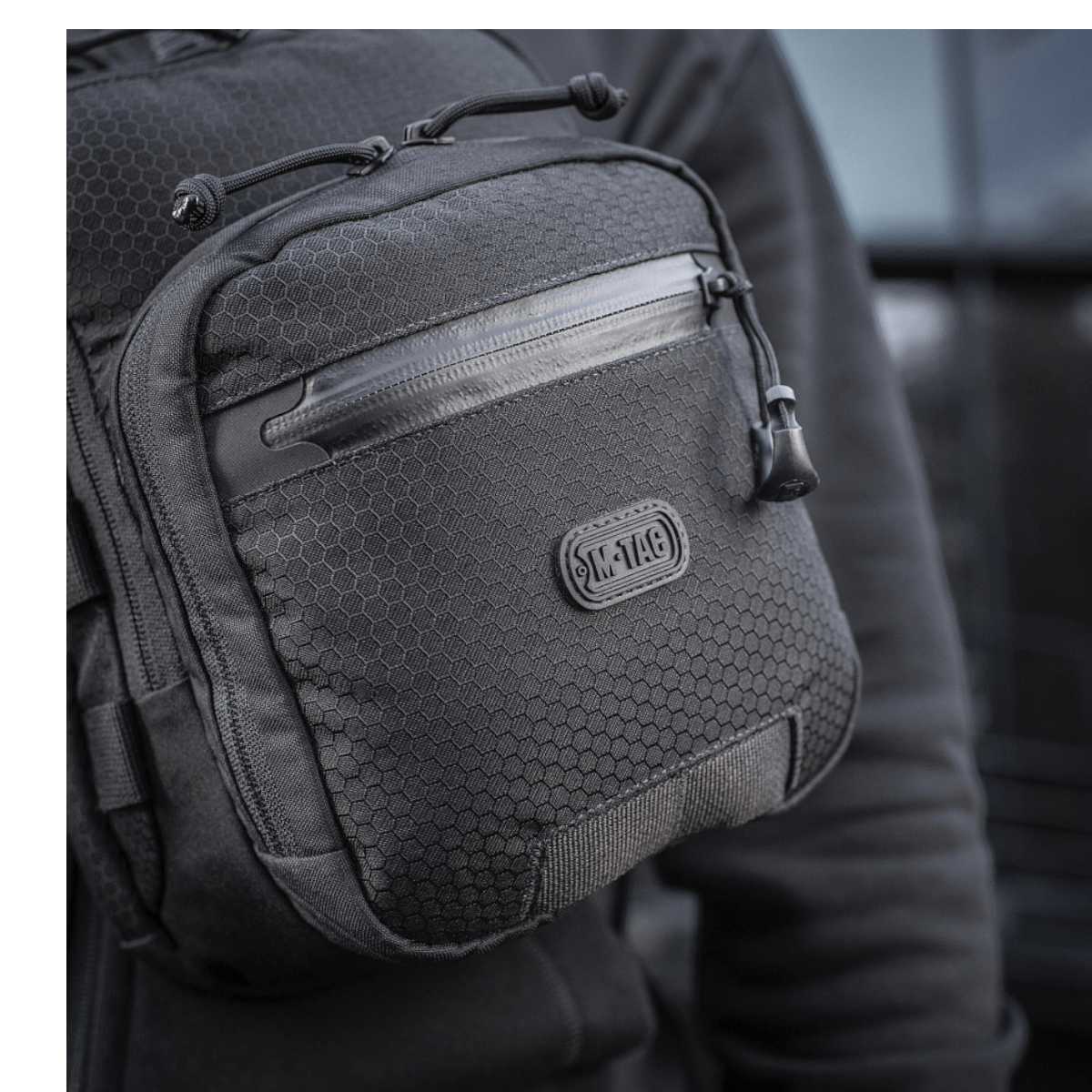 M-Tac Cross Taske Slim Elite Hex Cordura Hex -materiaalista säädettävällä olkaremillä.