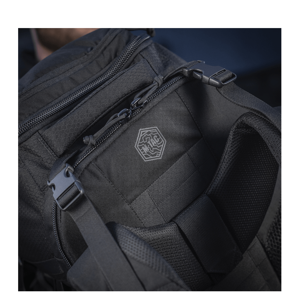 M-Tac Rygsæk Large Elite Hex Gen. IV mustana Cordura 500D:llä, ergonominen muotoilu, sopiva aseiden kantamiseen erillään.