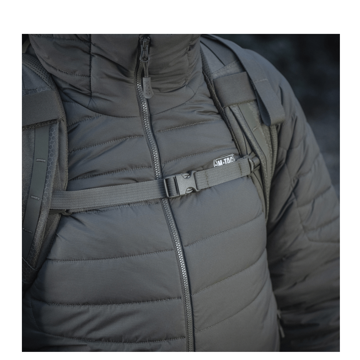 M-Tac reppu Large Elite Hex Gen. IV käytössä. Ergonominen muotoilu ja kestävä Cordura-materiaali näkyvät.