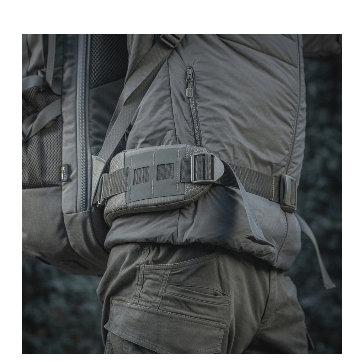 M-Tac reppu Large Elite Hex Gen. IV ergonomisella muotoilulla ja kestävillä materiaaleilla, täydellinen metsästykseen ja ulkoiluseikkailuihin.