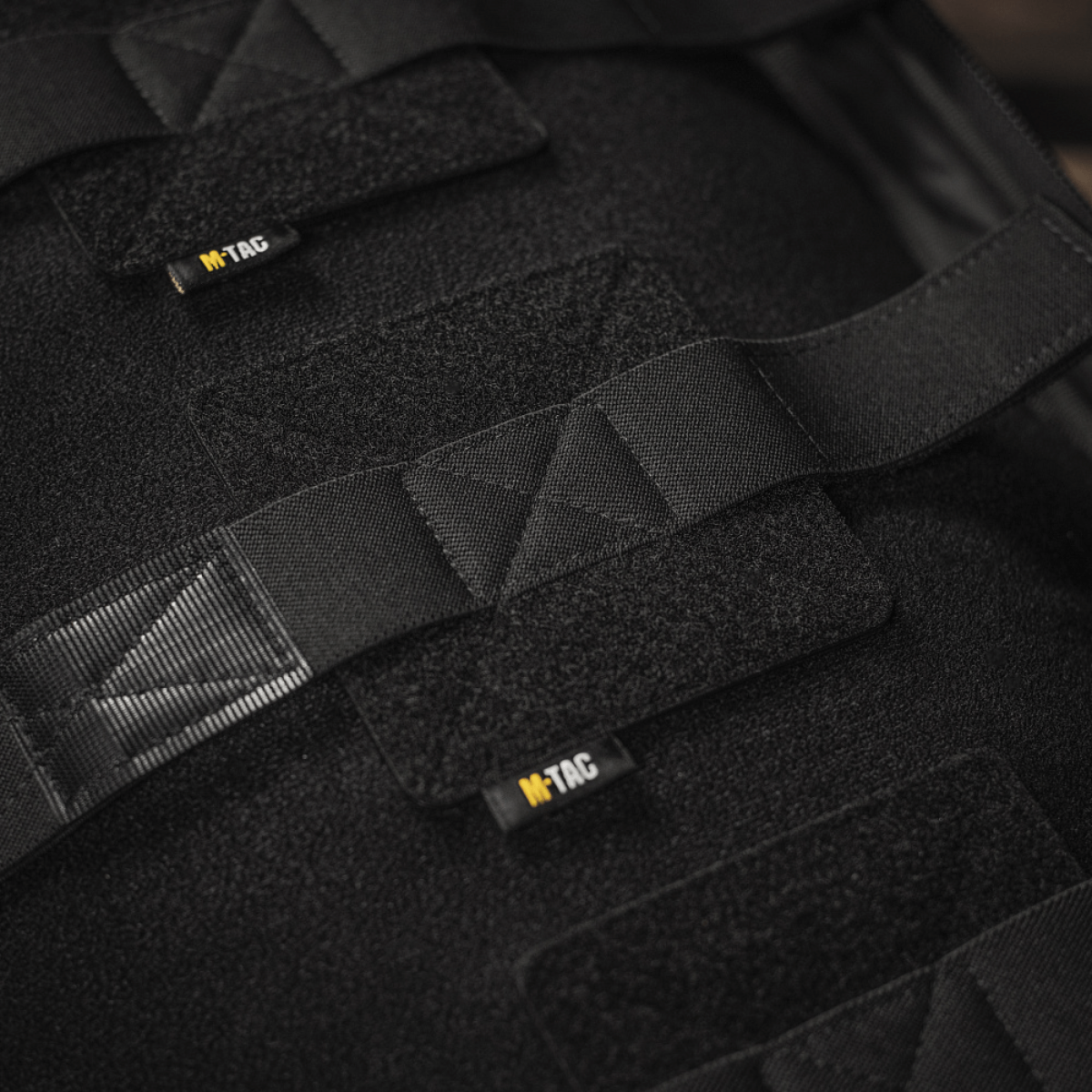 M-Tac insertit reppuun (3 kpl) musta Velcro ja hihnat optimaaliseen kiinnitykseen aseille ja varusteille laukkuissa.