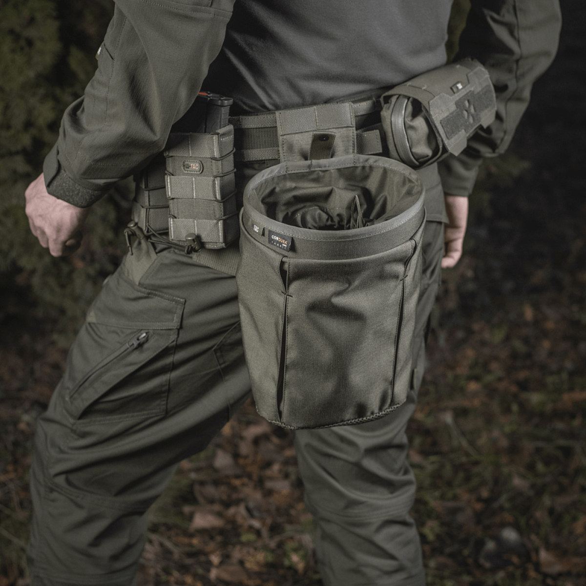 M‑Tac Magasinsæk Dump Pouch Lite Elite kiinnitetty taktiseen vyöhön quick-pull-sulkimella ja Cordura 500D -materiaalilla.