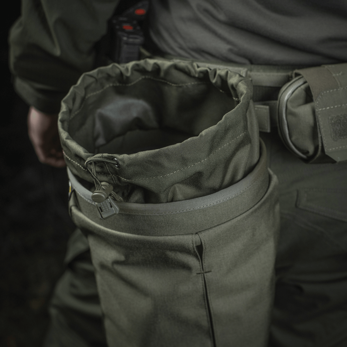 M‑Tac Magasinsæk Dump Pouch Lite Elite Cordura 500D:llä kiinnitettynä vyöhön, näyttää quick-pull-sulkimet ja kestävä rakenne.