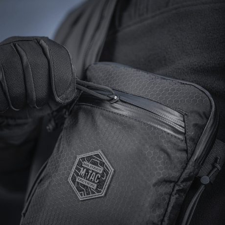 M‑Tac Pocket Bag Elite HEX käytössä, kompakti laukku kulutusta kestävästä materiaalista ja kestävä vetoketju, sopii EDC-varusteiden ja työkalujen säilytykseen.