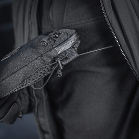 M‑Tac Pocket Bag Elite HEX käytössä, korostaa kestävää muotoilua ja YKK-vetoketjuja pikkutarvikkeiden ja EDC-varusteiden säilytykseen.
