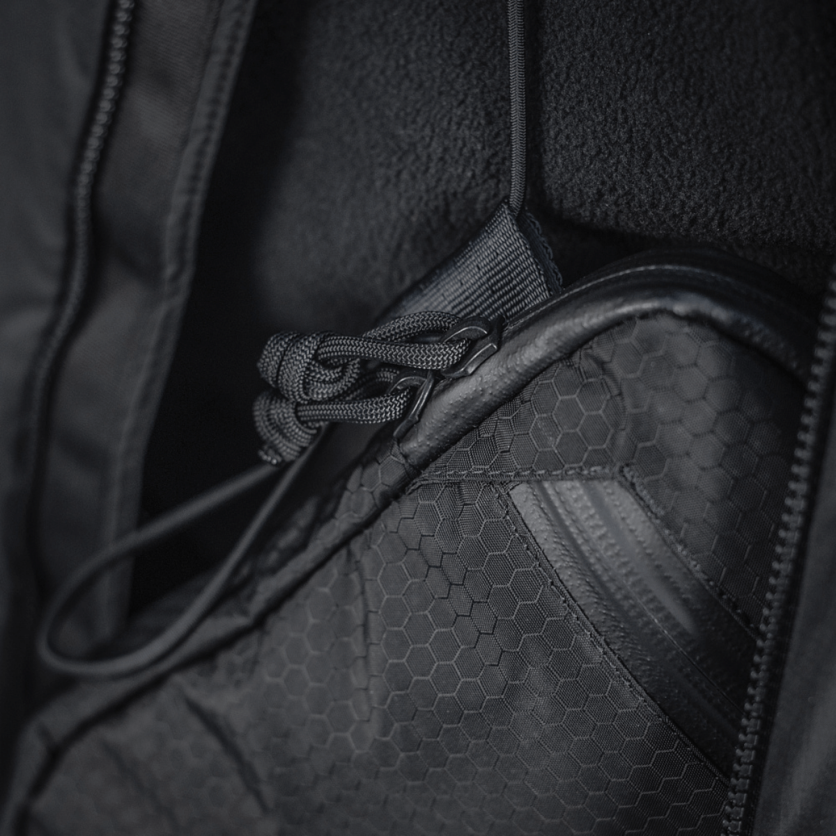 M‑Tac Pocket Bag Elite HEX kulutusta kestävässä materiaalissa YKK-vetoketjuilla, suunniteltu EDC-varusteiden säilytykseen ja päivittäiseen käyttöön.