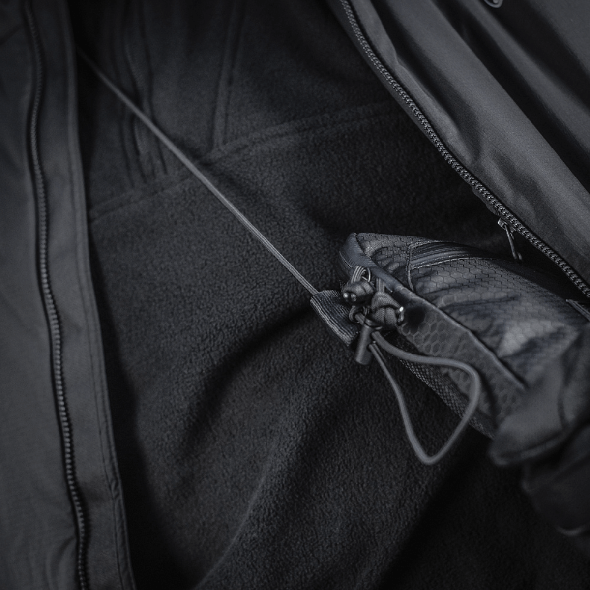 M‑Tac Pocket Bag Elite HEX säilytetty takissa, kulutusta kestävä materiaali, sopii EDC-varusteille, työkaluille ja asiakirjoille.